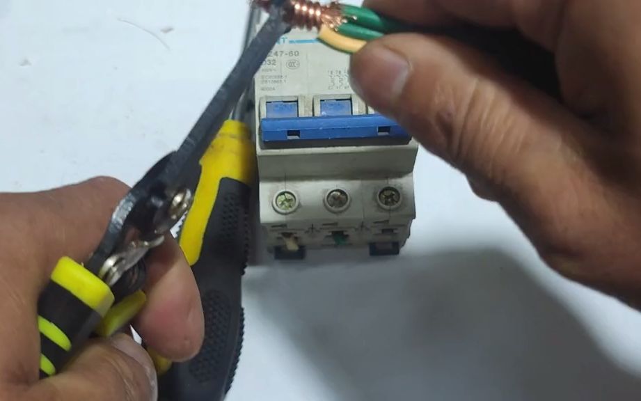 老电工揭秘 开关接线常见误区，两根软线与一根硬线如何正确连接